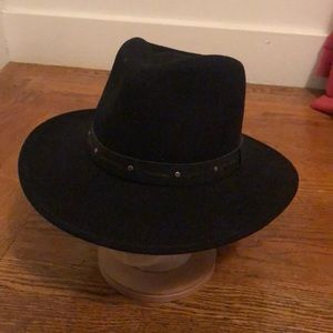 Chic black wool hat with leather trim